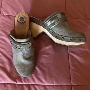 LUCKY brand tan metallic clogs